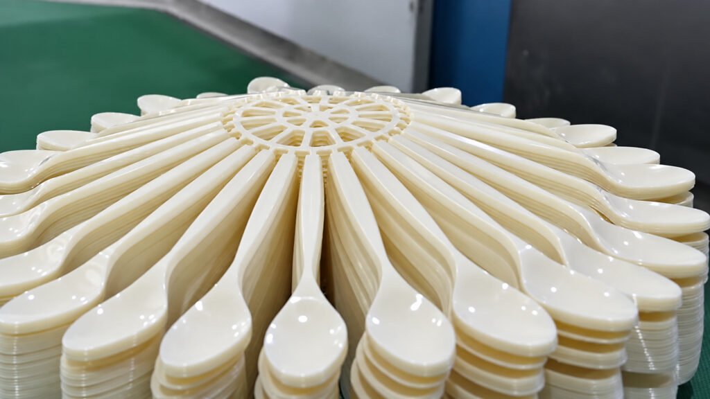 Disposable plastic cutlery injection molding workshop 4